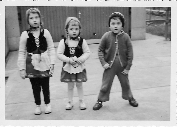 Helga, Beate und ich im Hof vor der Garage