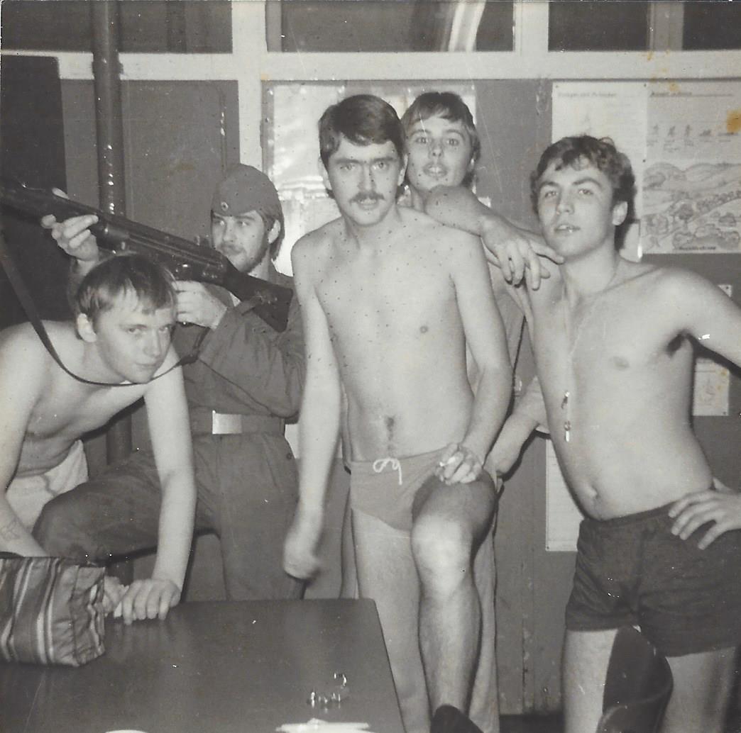 Dieses Bild zeigt uns in der Unterkunft. Vorne ich, dahinter Peter Dirks, links unten ein echter Fan von Werder Bremen, Namen sind nicht mehr präsent
